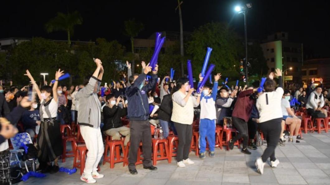 彰化縣政府於府前廣場同步直播經典棒球賽。（圖／翻攝自彰化縣政府官網）