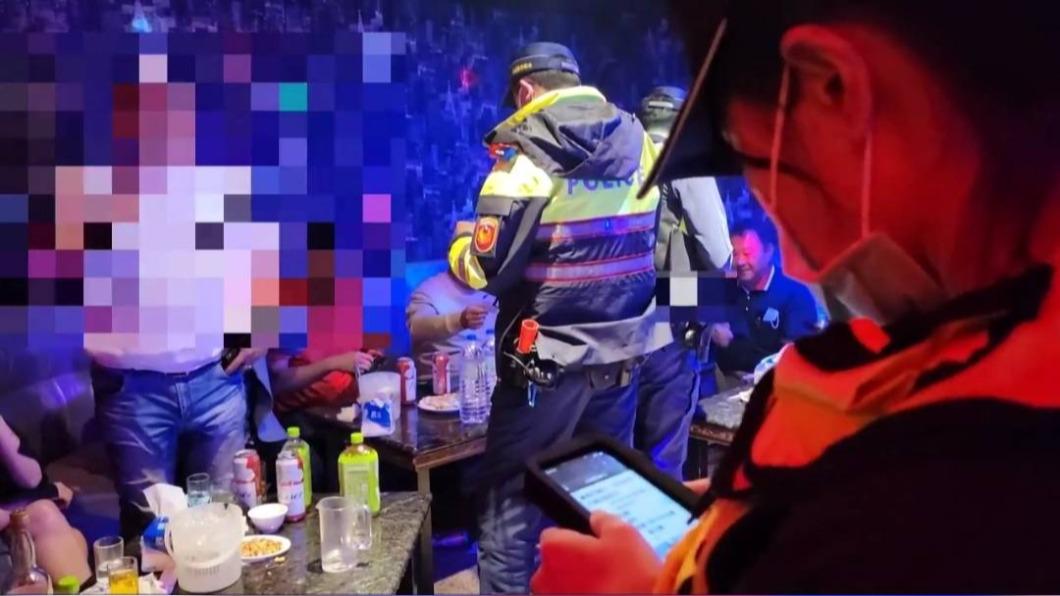 花蓮警方臨檢酒店、夜店等營業場所。(圖/TVBS)