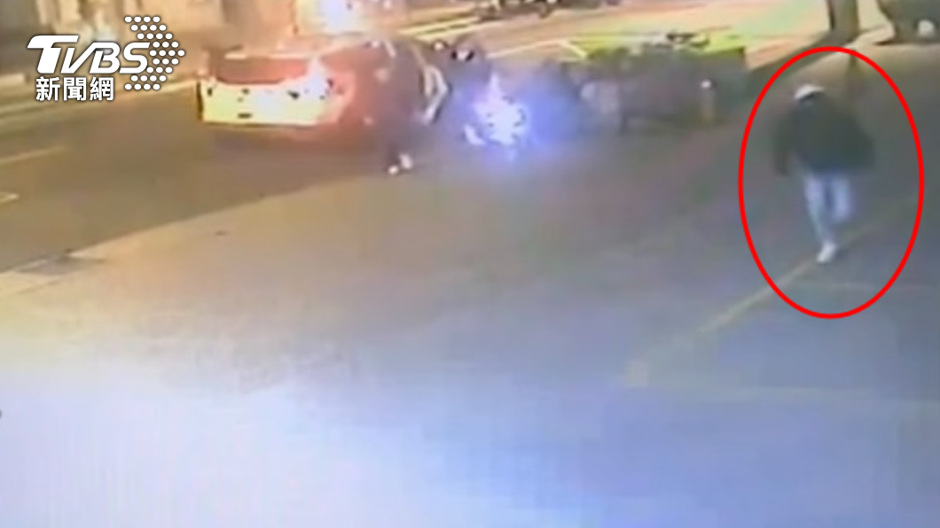 嫌犯等人開車撞倒男子後,他拔腿狂奔。(圖/TVBS)