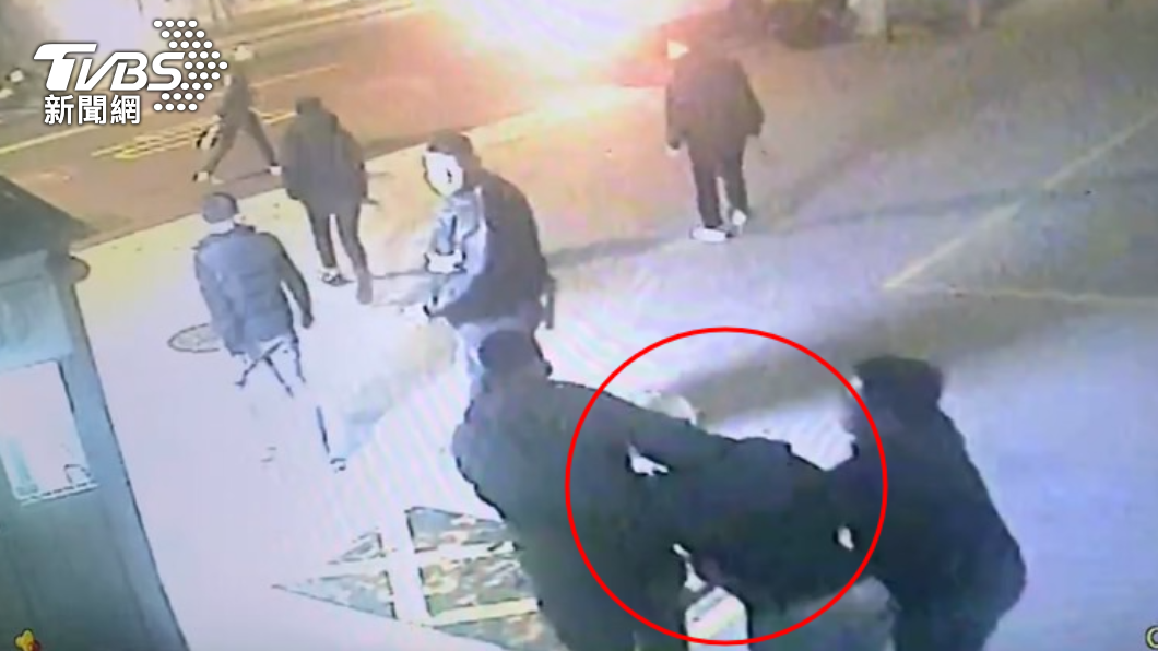 男子手腳被砍傷濺血,之後被強押上車,嫌犯等人幾小時後再將他丟包到淡水馬偕醫院。(圖/TVBS)