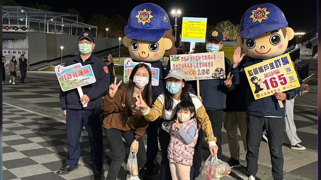 現場民眾對於警方徒步夜市內宣導,感到創新及有趣。(圖/花蓮分局提供)