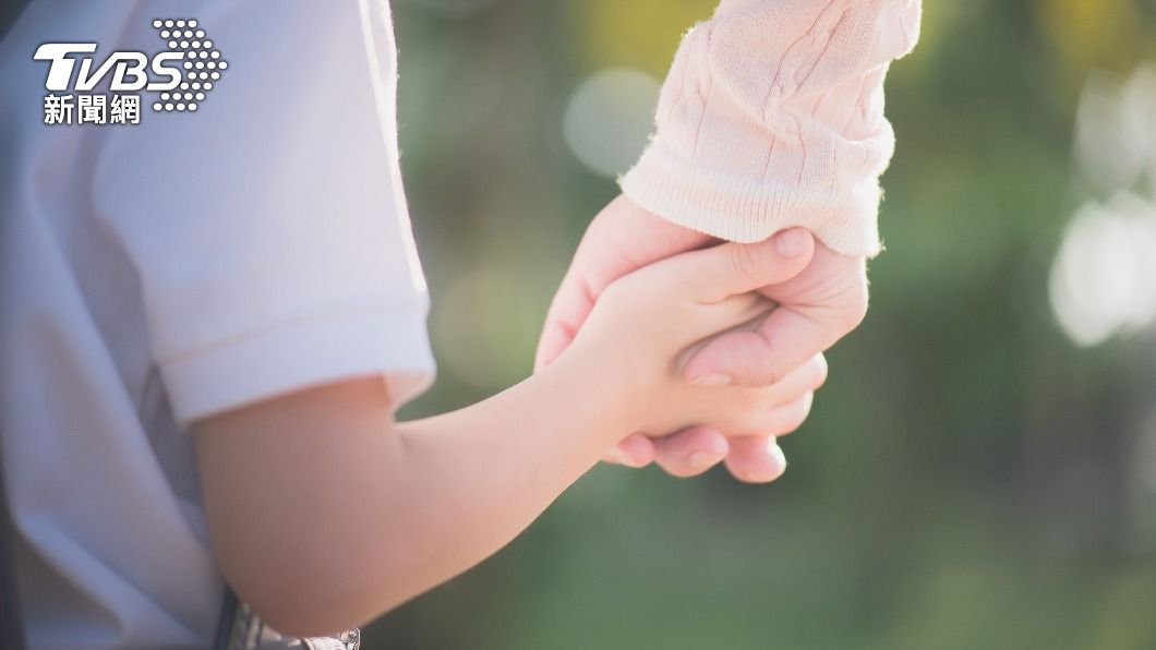 少年在接受諮詢時透露,受到親生母親性侵。(示意圖,非當事人/shutterstock 達志影像)