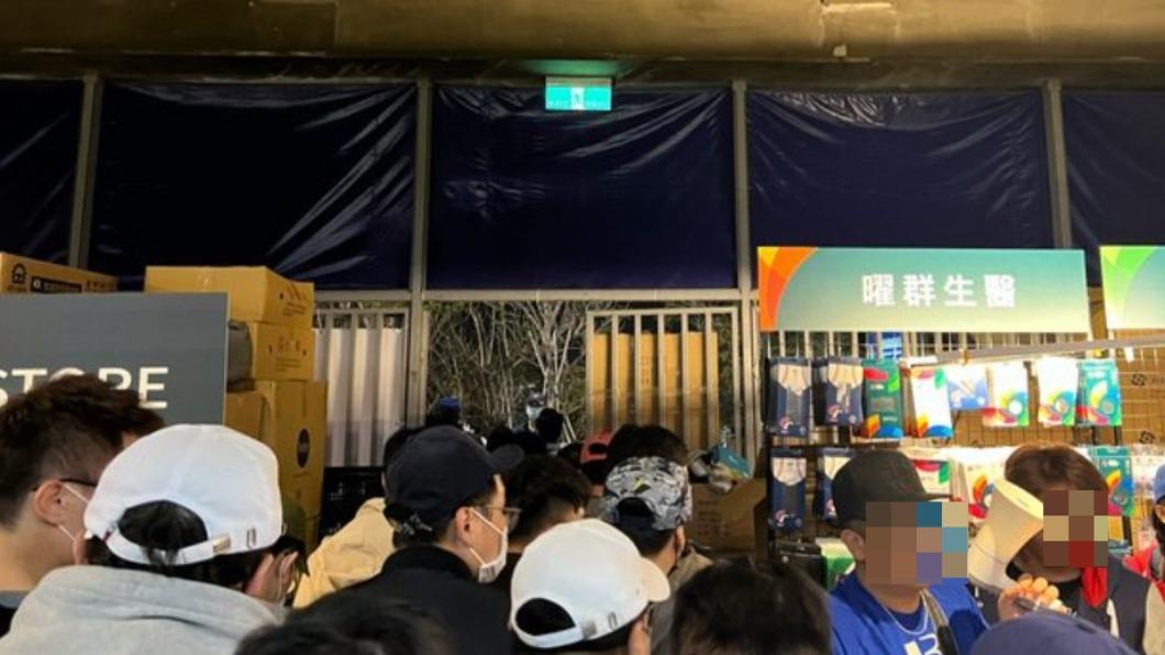 洲際散場只開小門!球迷怒揭「走不動」真相 網看傻:穩倒