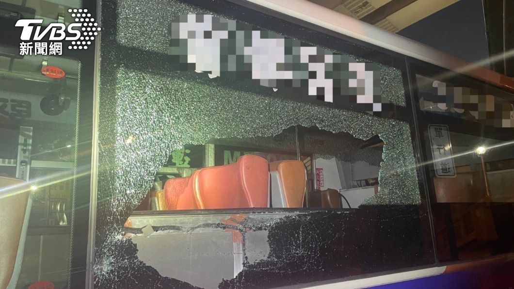 絕命終結站?公車撞燈箱險插進車內 玻璃爆裂噴女乘客臉