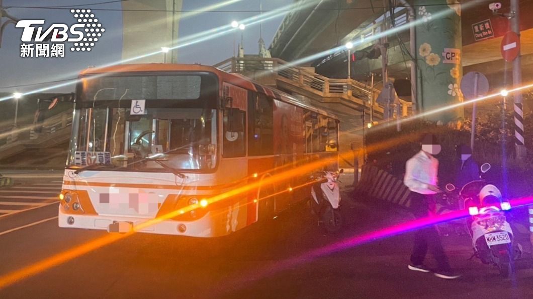 公車疑似因視線死角未注意,擦撞機車後撞上燈箱。(圖/TVBS)