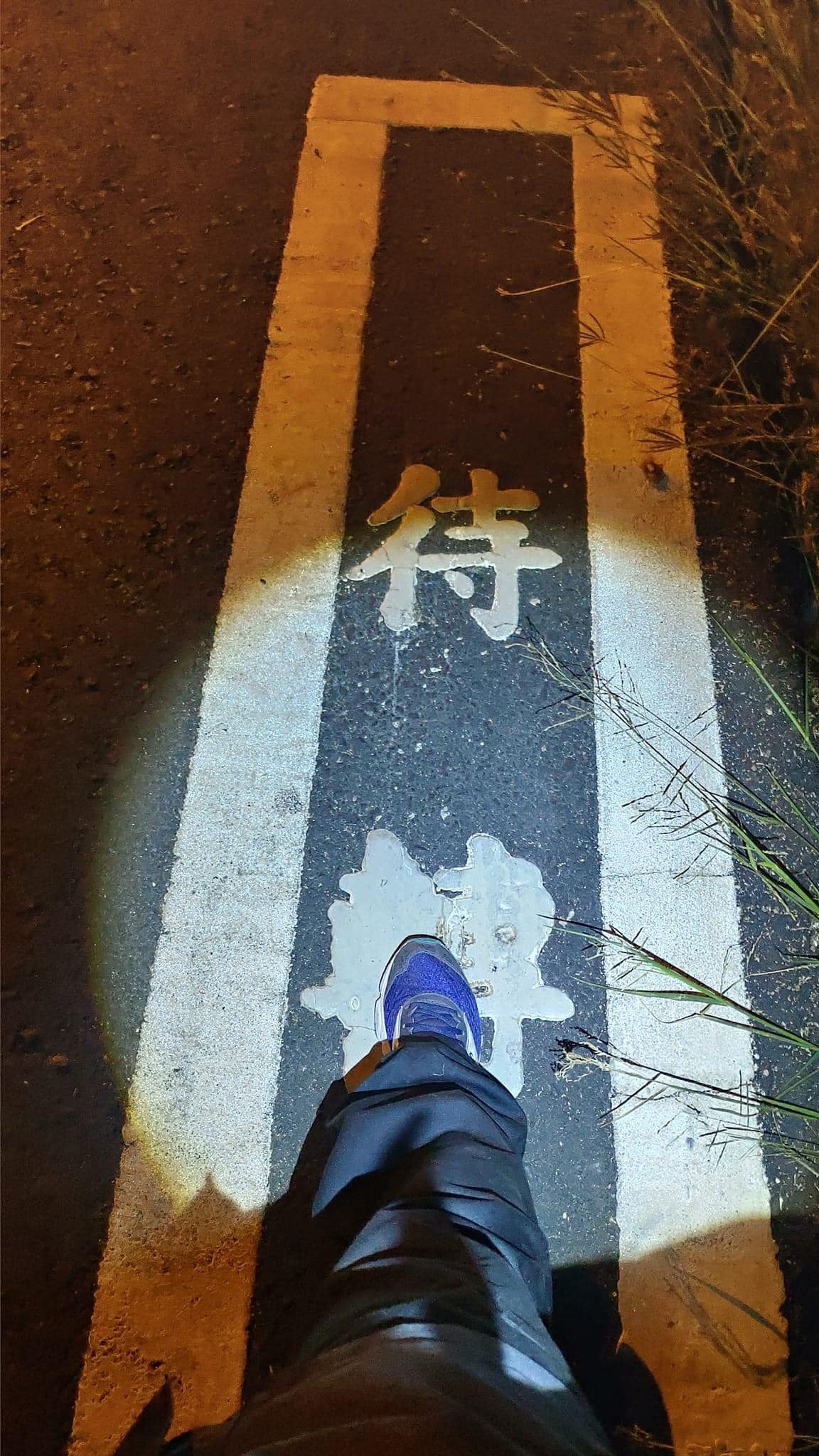 當初是因路肩太小,才將待轉區格子標線縮小。(圖/翻攝自M2R / OGK 安全帽 - 得安/台灣總經銷臉書)