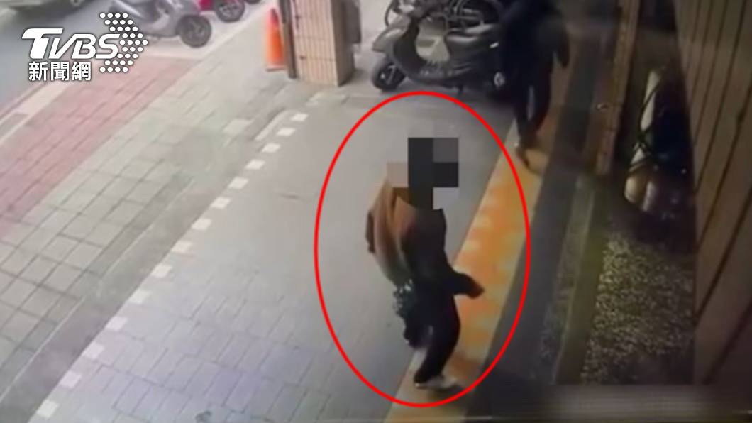 警方發現男子一天內就到多處銀行和超商ATM，提領多達15萬現金。（圖／TVBS）