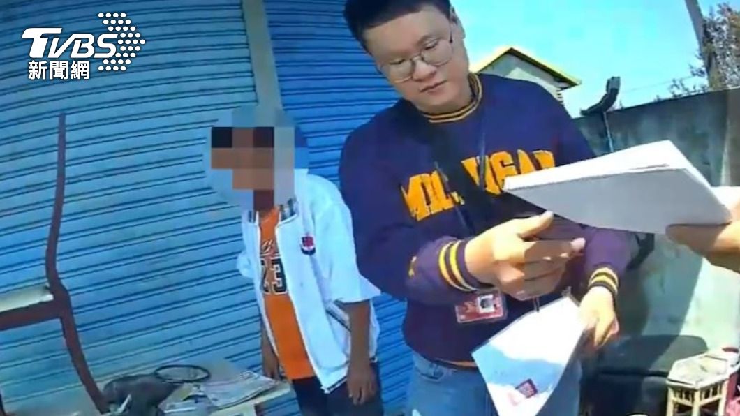男子看到警方上門，才知道自己成為詐騙集團共犯。（圖／TVBS）