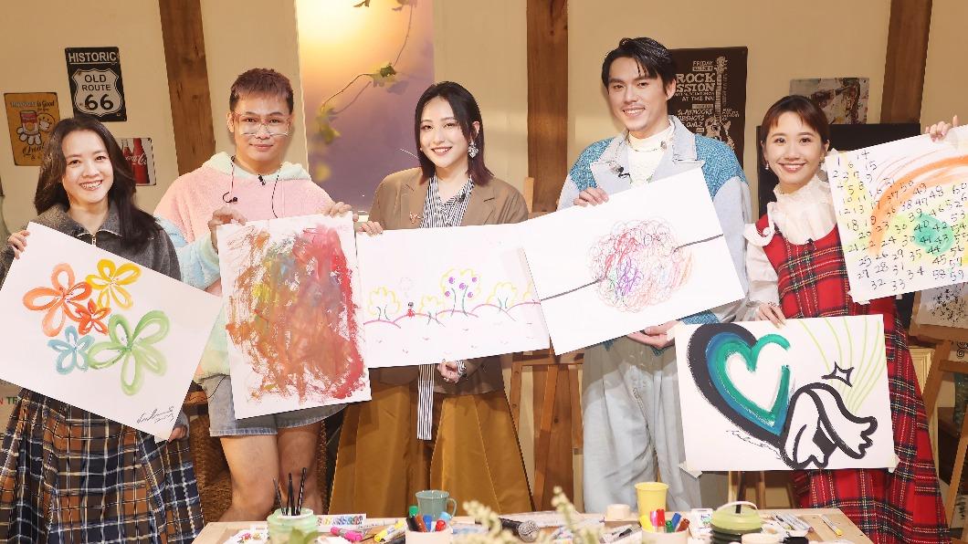 曾寶儀(左起)、那那大師、羅莎莎、HUSH、Lulu一同聽音樂作畫。(圖/公視提供)