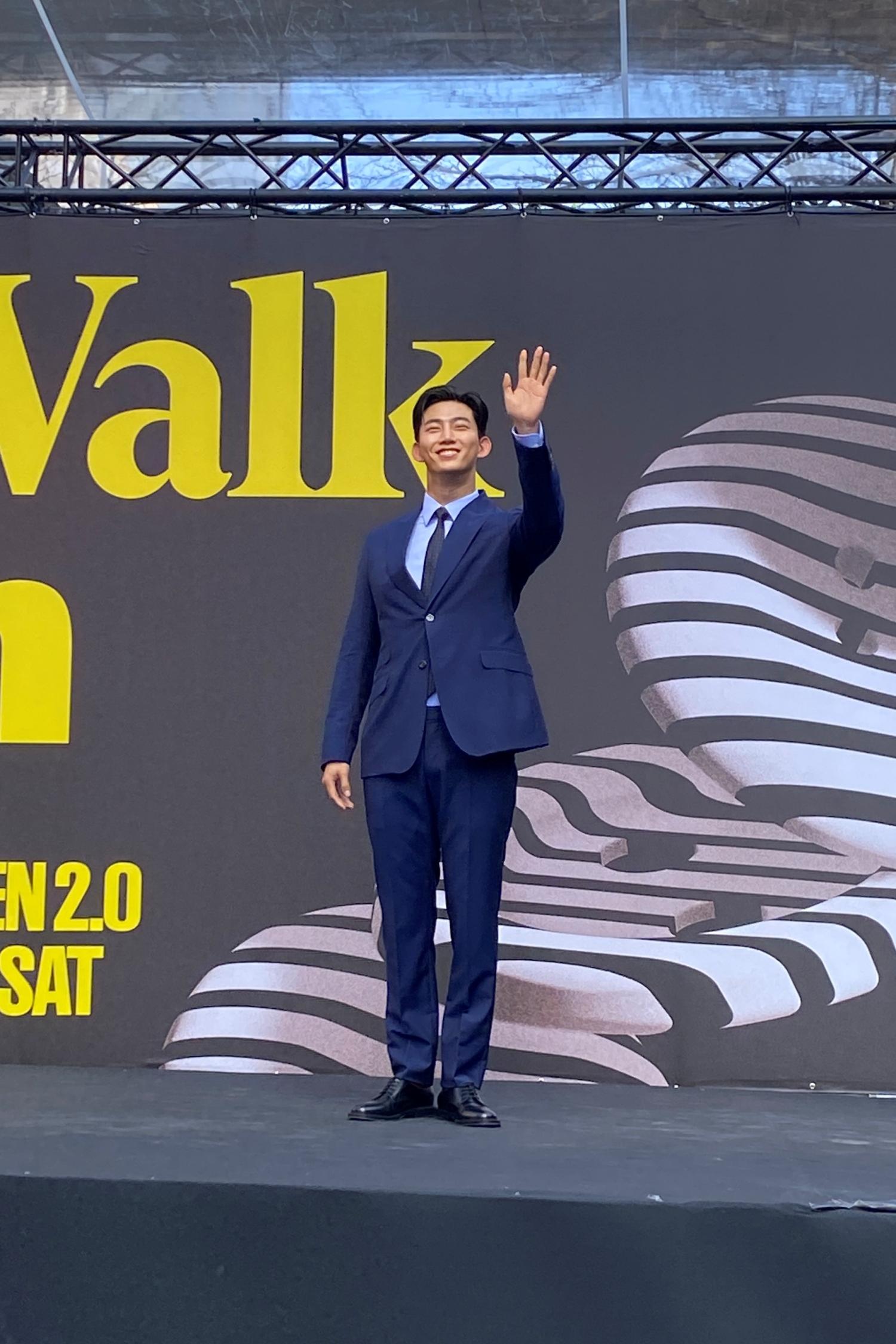 玉澤演頻頻跟粉絲互動,也跟空橋上的粉絲打招呼。。(圖/林坤緯攝)