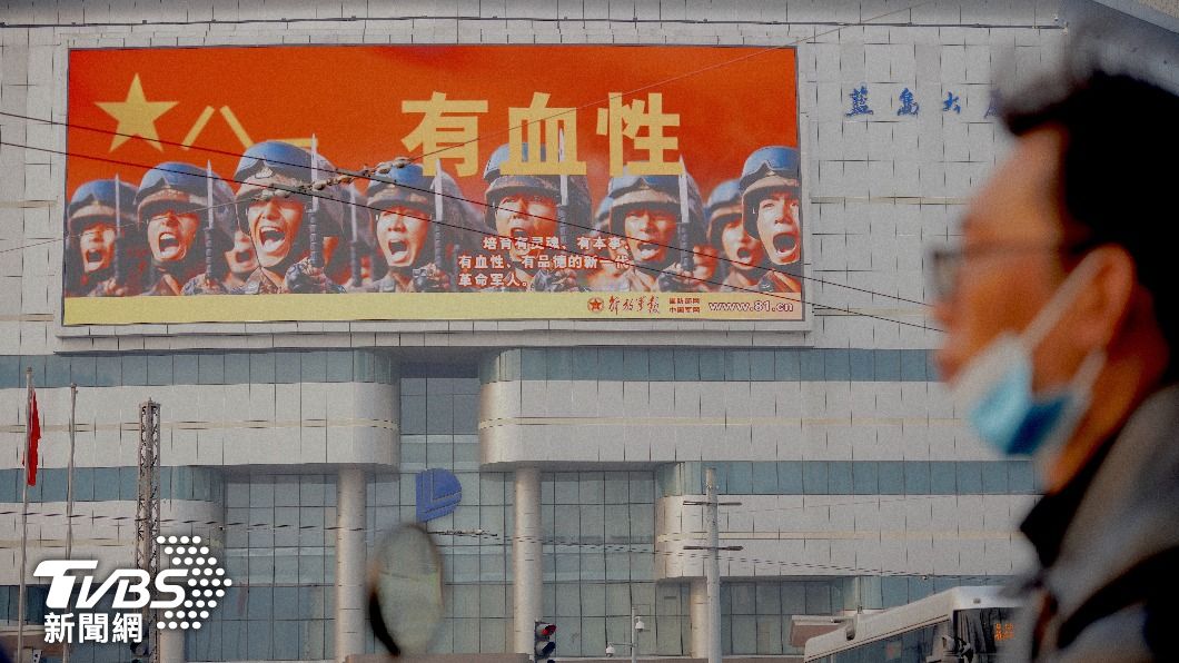 北京街頭播放解放軍宣傳片。大陸今年軍費編列1兆5537億元(新台幣約6.86兆元),年增7.2%。習近平3月8日參加人大解放軍與武警代表團時表示,要強化國防科技工業「強軍勝戰導向」,鞏固「一體化國家戰略體系」,黨中央集中統一領導。(圖/TVBS)