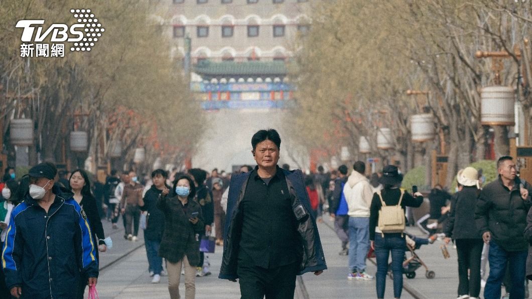 民眾未戴口罩於北京前門大街逛街。大陸去年12月底無預警宣布將新冠肺炎改名為「新型冠狀病毒感染」,各地解封,結束為時近三年「清零」政策。(圖/TVBS)