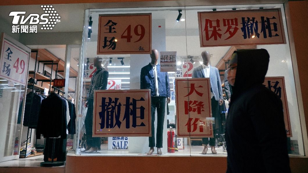 北京服飾店進行「撤櫃促銷」活動。大陸官方兩會上宣布,2023年經濟成長率目標為5%左右,外界關注放棄「清零」後,大陸經濟需要多久才能全面復甦。(圖/TVBS)