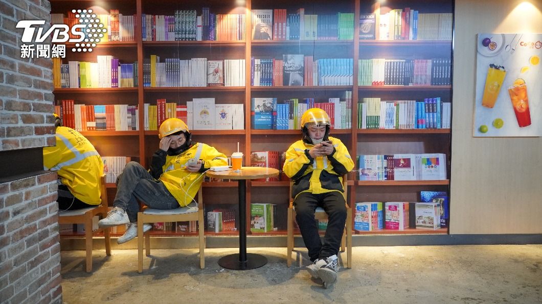 大陸外送員於書店美食街休息,等待送餐。外送員成為近年大陸新興行業,據報可拼出8、9千元(折合約4萬新台幣),甚至更高月薪,接近當地大學教師底薪水平,但勞動狀況亦經常受到討論。(圖/TVBS)