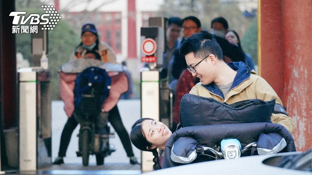 北京大學學生騎摩托車離開校門,出入需經人臉辨識。中美貿易戰下,大陸高等教育發展受到關注,但近年高等知識份子也興起「潤學」討論,「潤」取自英文Run的諧音,表示想要離開中國的意思。(圖/TVBS)