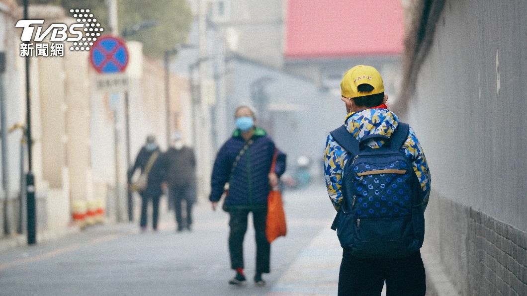 北京小學生到學校上課。據大陸國家統計局統計,2022年大陸人口為14.11億,比2021年減少85萬,是61年來首次出現負增長。人口問題被認為衝擊社會福利與經濟發展,成為本屆兩會的重點議題。(圖/TVBS)