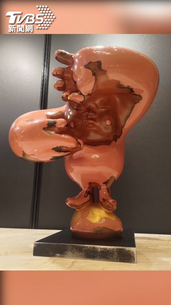 拍賣會壓軸,名藝術家蔡尉成銅雕作品「有餘」,起標價88萬,最後以130萬拍出。