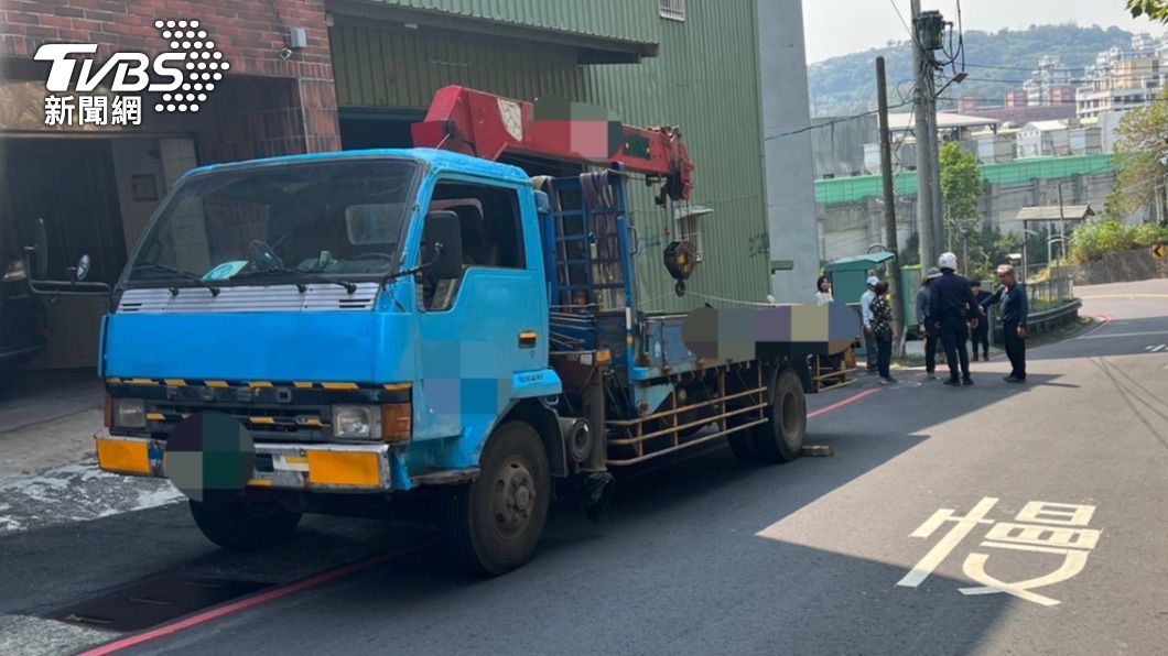 大貨車和休旅車會車時,因外伸支撐架沒收好發生碰撞。(圖/TVBS)