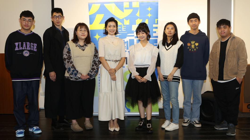 左起《黑孩守墓》導演丁聖峯、《半天的海邊》導演紀建廷、《大夜》導演江佳諭、演員林雨宣、吳以涵、《蘇芯語改名字》導演姜姿含、《四坪半戀人》導演王宏量、《榴槤芭》導演莊時俊。(圖/公視提供)