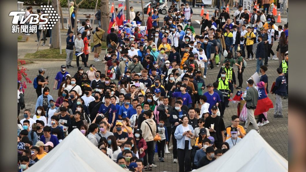 賽前球迷排隊安檢。（圖／胡瑞麒攝）