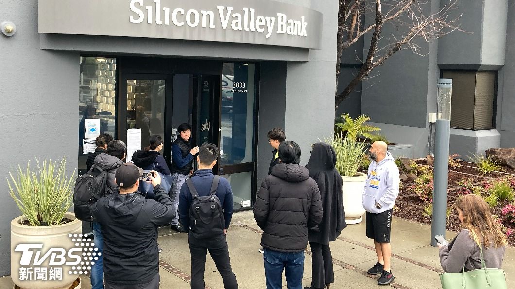 美國矽谷銀行突傳倒閉,讓大批存戶湧入分行,要求取回存款。(圖/達志影像美聯社)