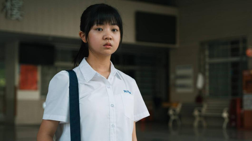 吳以涵飾演在父母夾縫中生存的女孩。(圖/公視提供)