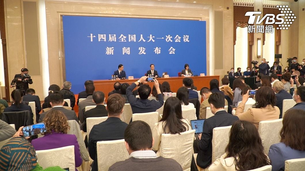 北京當局對媒體採訪兩會本就有諸多要求和限制,又因新冠疫情規定更多更嚴格。(圖/TVBS)