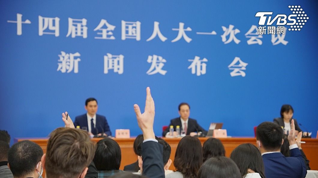 各家記者報名兩會採訪活動,能進場是一回事,有沒機會提問又是另外一件事。(圖/TVBS)