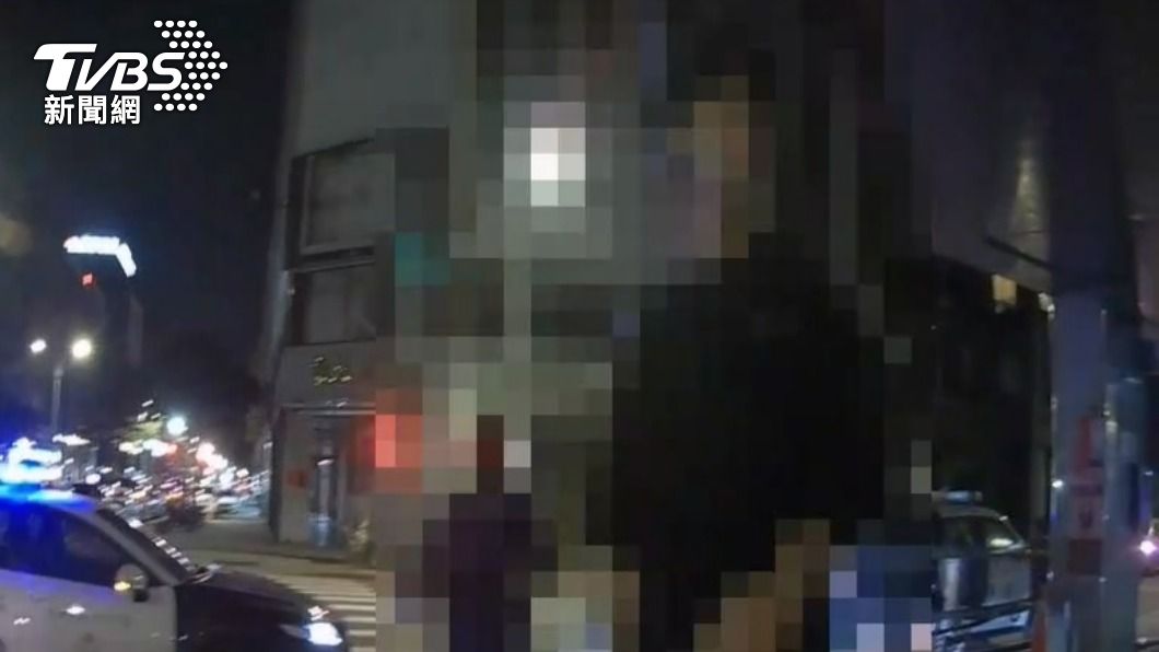曾拍過知名茶飲廣告!男模特兒酒醉失控 脫褲灑尿狂罵警