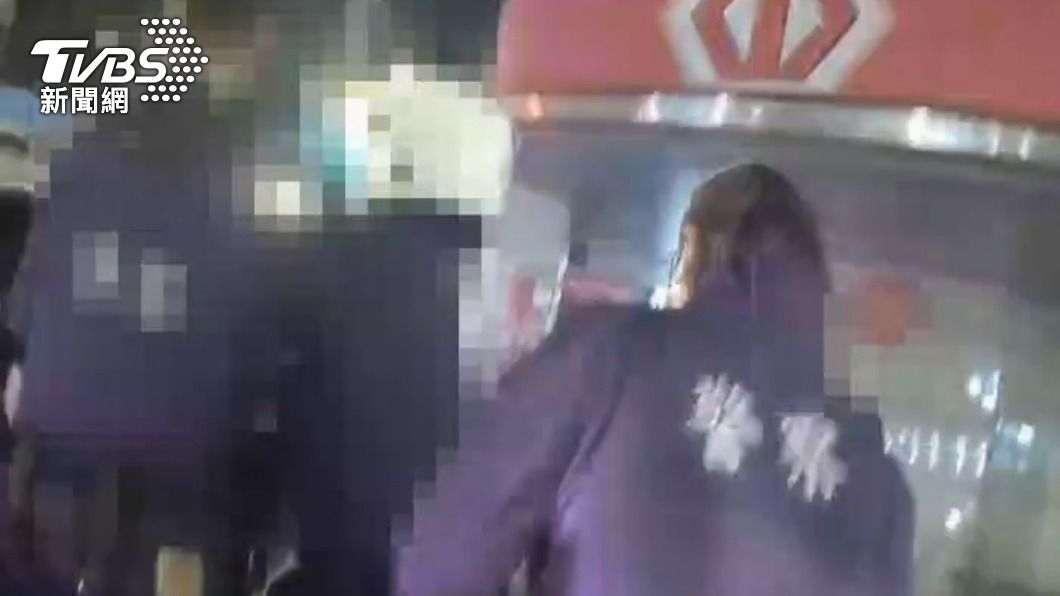 員警將王男帶上車。(圖/TVBS)