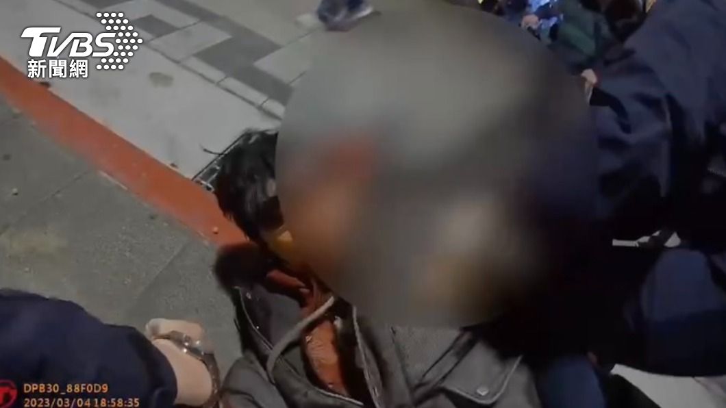 支援警力到場後被壓制上銬。(圖/TVBS)