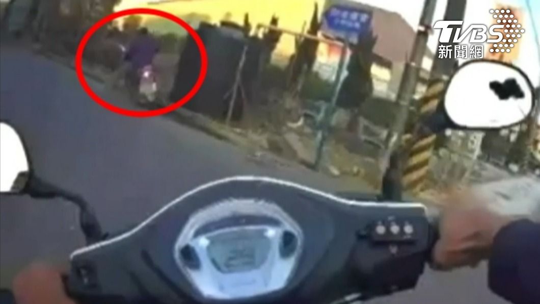 藤原填海?通緝犯猛催油門又壓車 連人帶車衝水溝