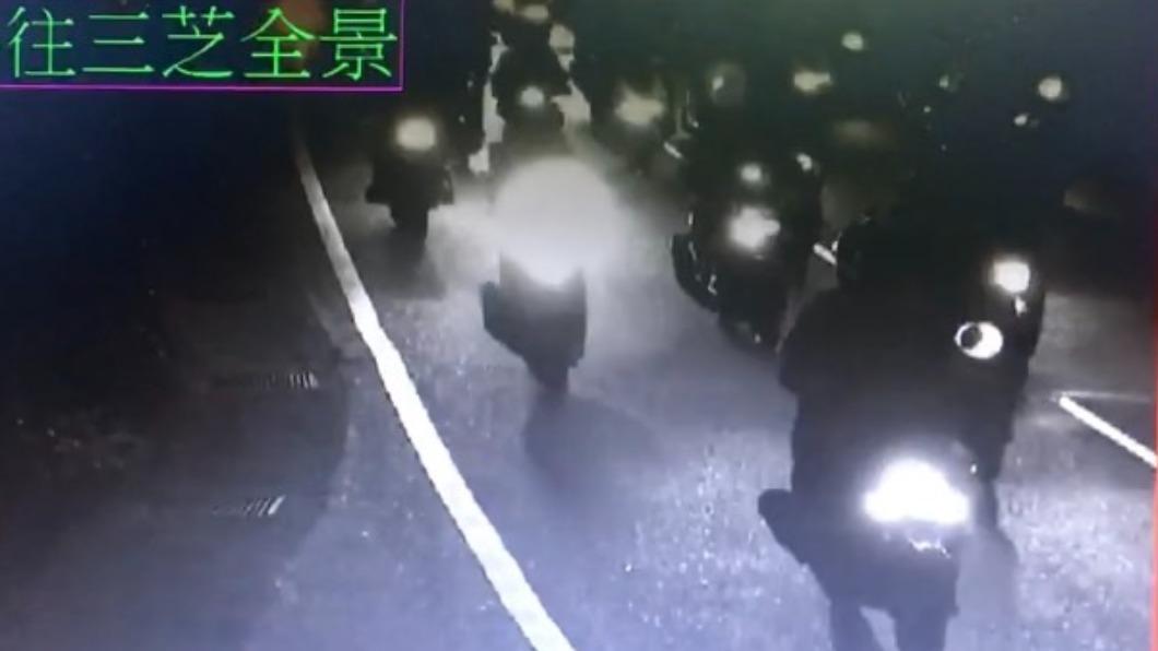 50多輛汽機車,在5日凌晨近1點經過三芝區,警方舉發無照駕駛5件、牌照記點註銷1件,並通報噪音車輛10件。(圖/金山分局提供)