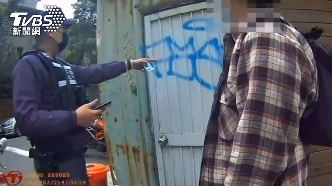 持噴漆罐、麥克筆街頭塗鴉 警到場菲男超驚訝:以為可以