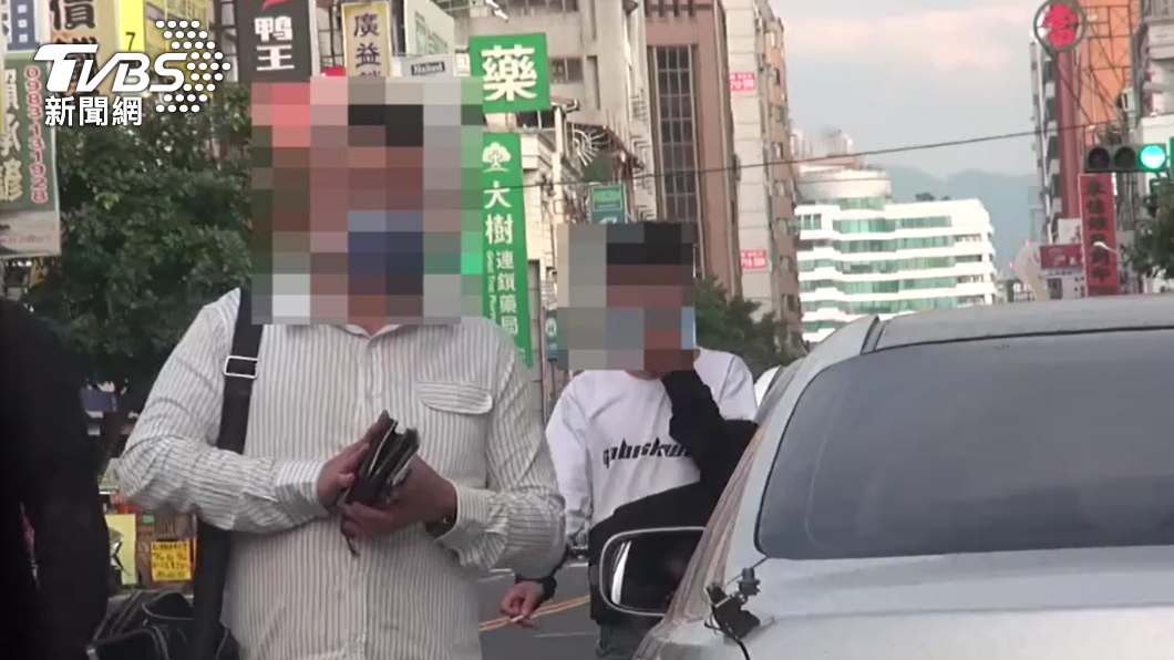 王男等人準備要下車理論。(圖/TVBS)