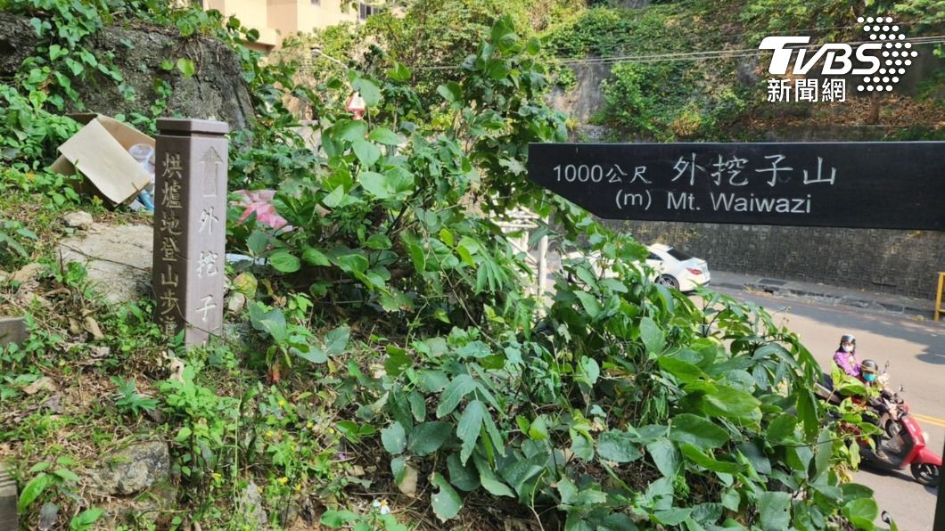 老翁疑登山失足墜落邊坡。(圖/TVBS)