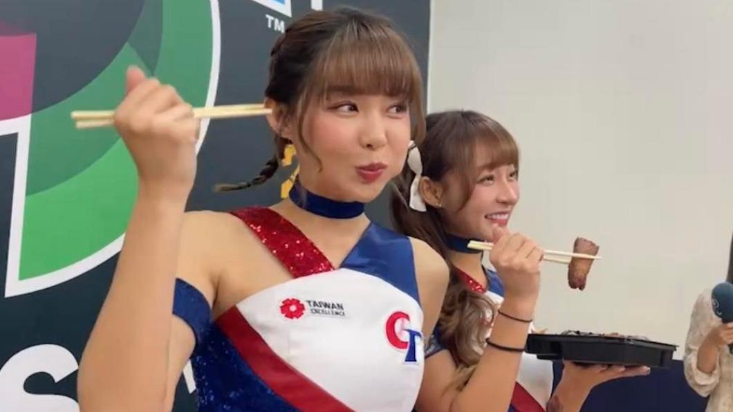 林襄和Yuri大嗑鹽烤排骨牛。(圖/業者提供)