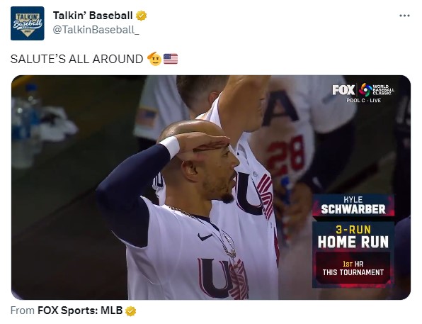 美國隊敬禮。(圖/翻攝自Talkin’ Baseball推特)