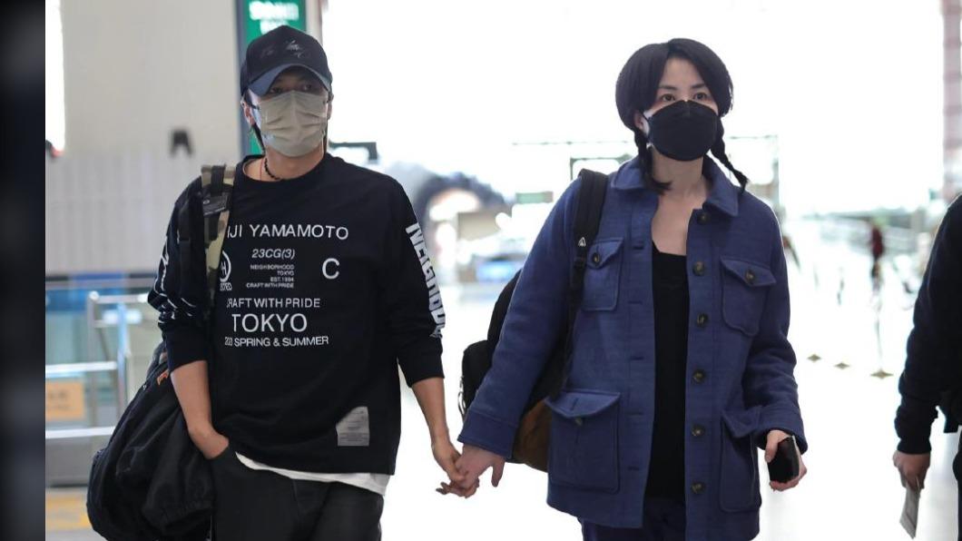 王菲謝霆鋒機場放閃! 身價20億天后背「台幣2千」平價包