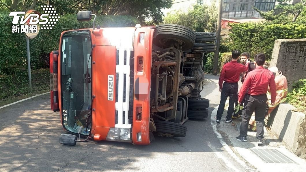 趕著要去救火！消防水車斜坡「換檔突襲火」下滑失控側翻