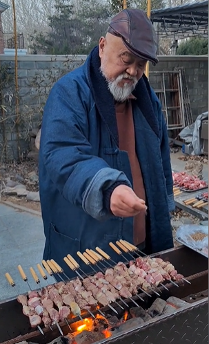李琦熟練地料理烤肉串。（圖／翻攝自李琦抖音） 