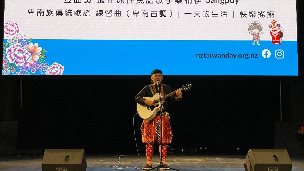 桑布伊遇到飛機故障。（圖／卡達德邦文化工作室提供）