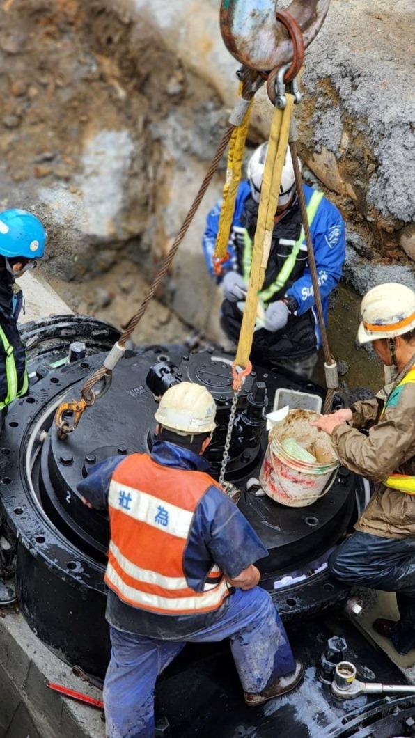 民權大橋改建採用不斷水蝶閥的施工過程。(圖/北水處提供)
