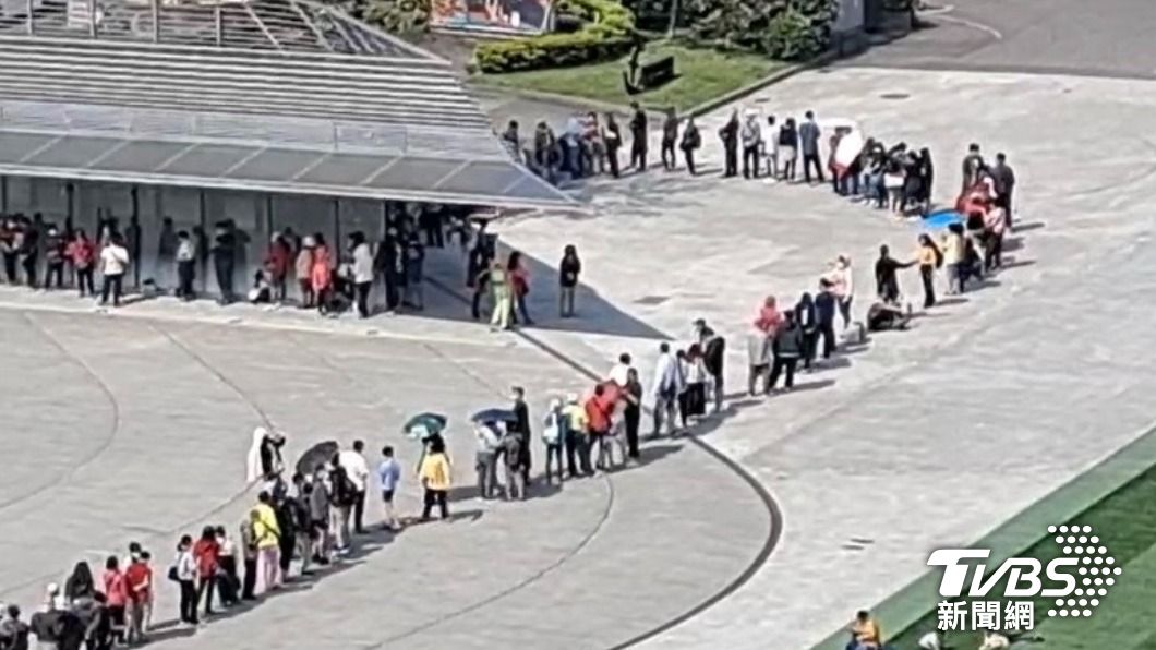 兌現承諾!市議員送4百份雞排 超扯等吃人龍綿延廣場