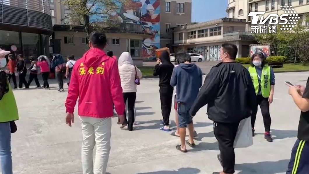 民眾在烈陽下等著領免費雞排。（圖／TVBS）