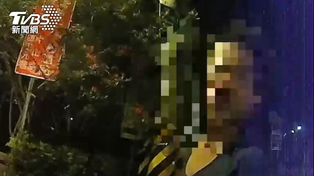 違法攜槍還酒駕！男在警車上落淚　遭斥「被抓才在哭！」