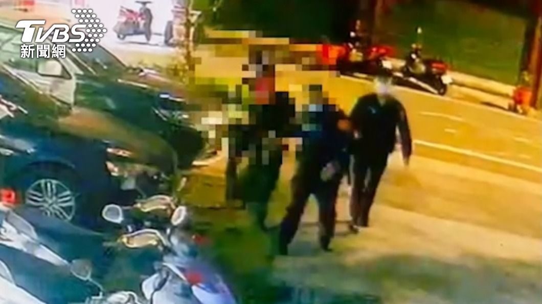 警方將人帶回派出所。(圖/TVBS)