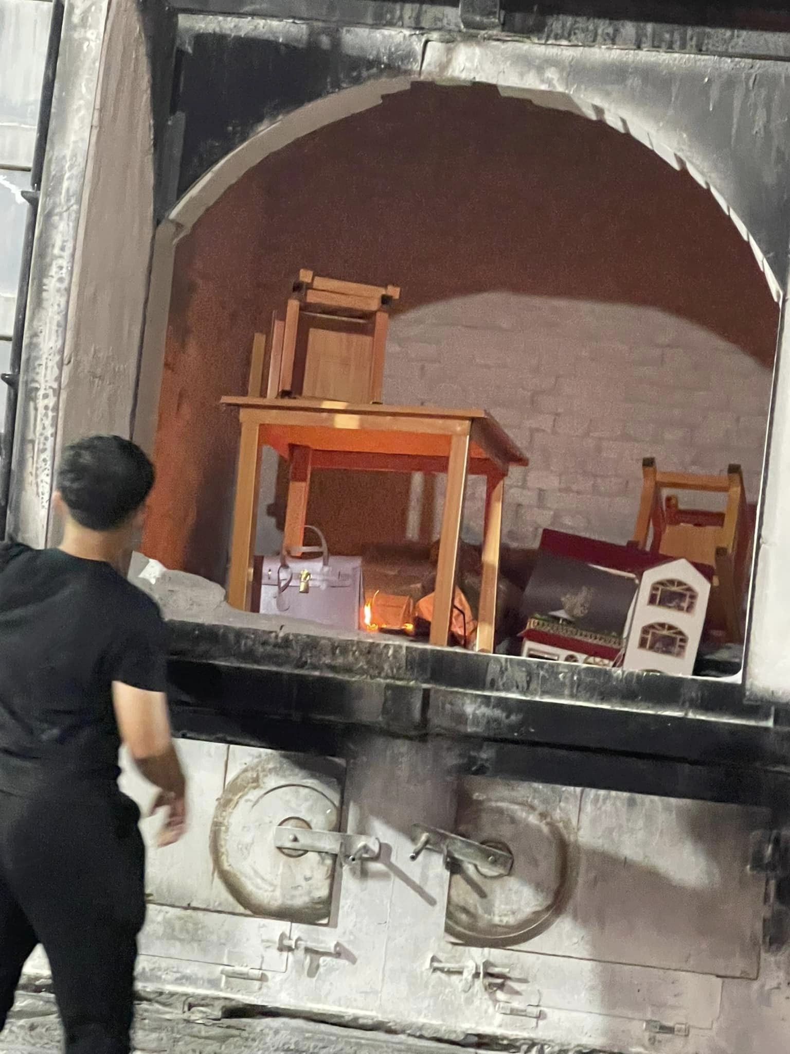 親友將紙紮全燒了，希望陳麗秋在天之靈能幸福。（圖／翻攝自林薇臉書）