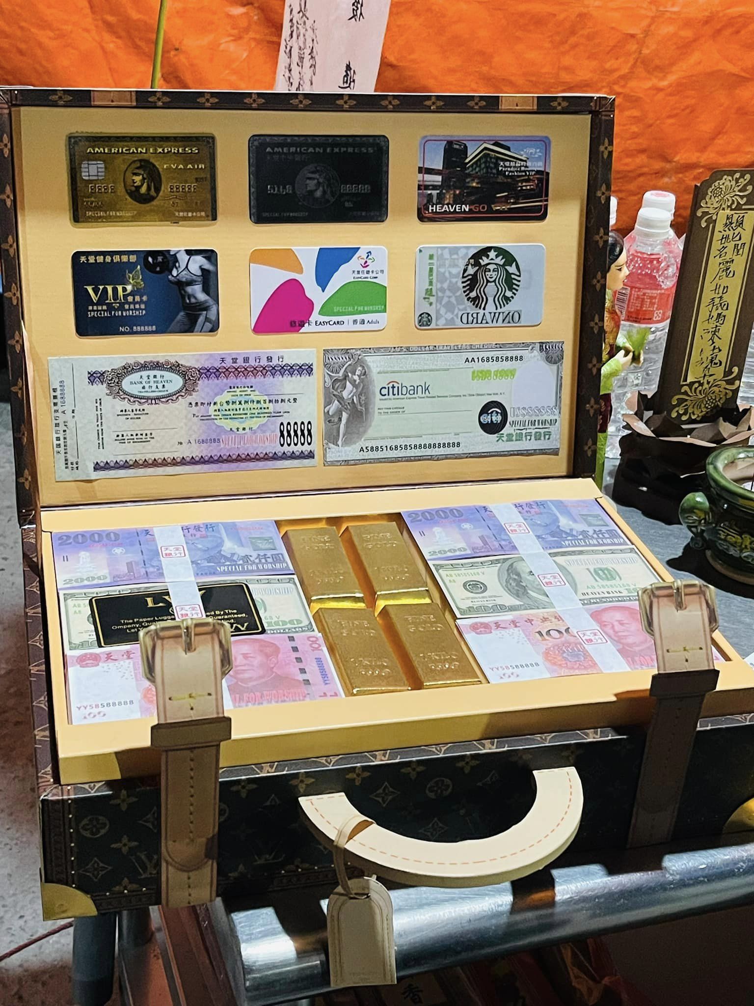 還有準備現金、信用卡等紙紮。（圖／翻攝自林薇臉書）