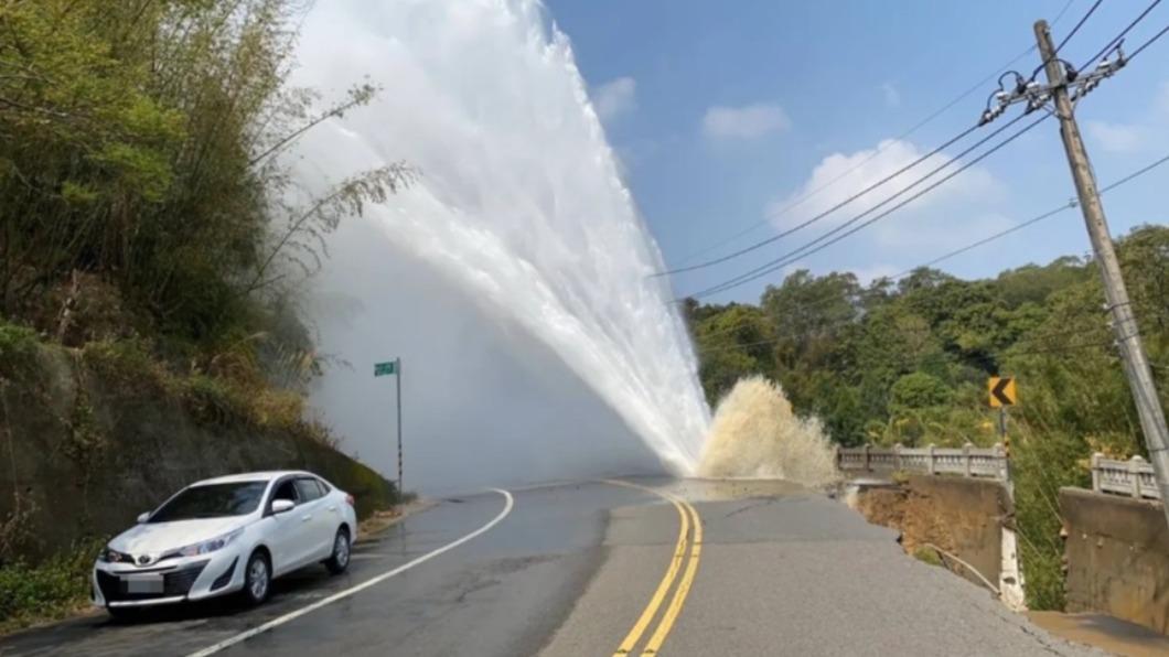 寶二水庫大爆管!水噴3層樓高路塌陷 恐影響新竹8萬戶